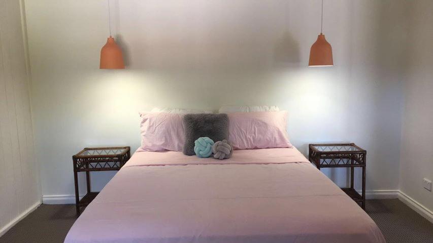 CapelCapel Short-Stay Accommodation的一间卧室配有一张带2个床头柜的大床