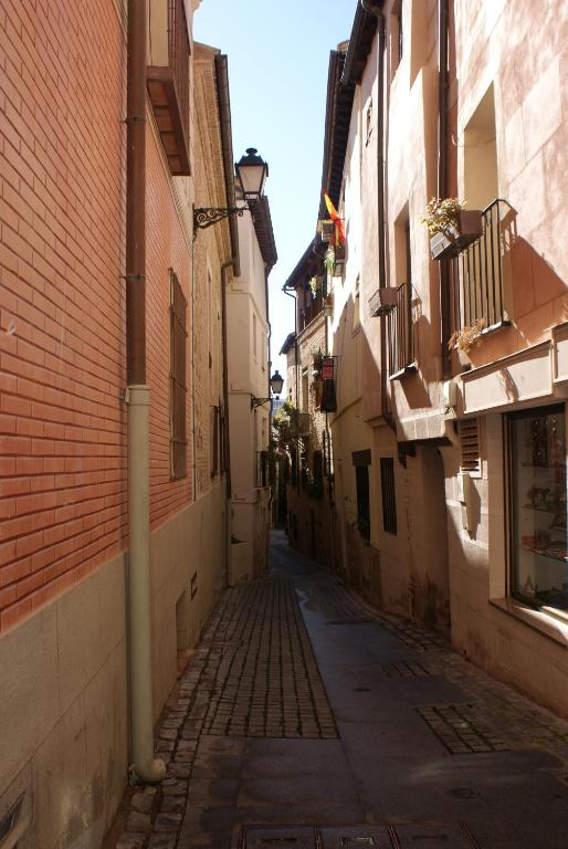 托莱多Toledo Histórico的一条空洞的小巷,有砖砌的建筑,一条街道有建筑