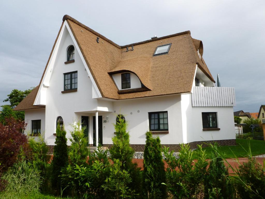 青斯特Zingst的白色房子,有棕色的屋顶