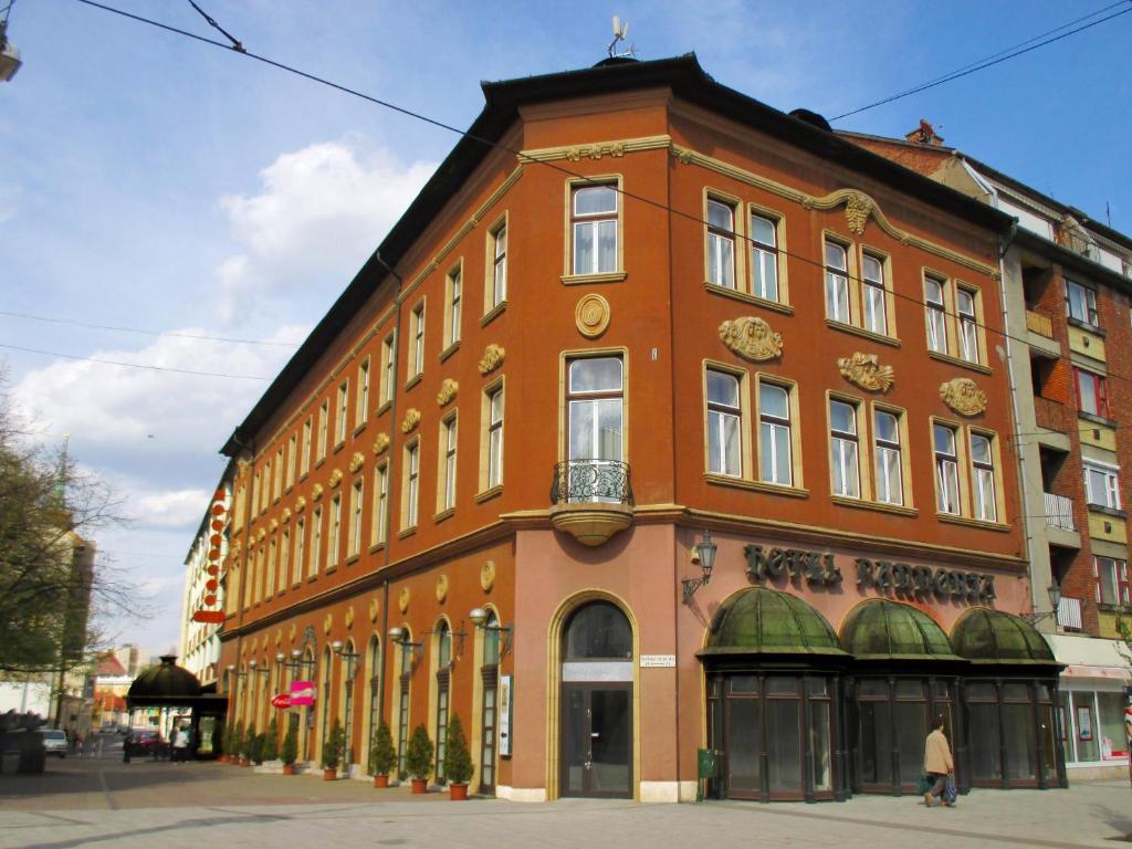 米什科尔茨潘诺尼亚酒店的街道拐角处的一块大砖砌建筑