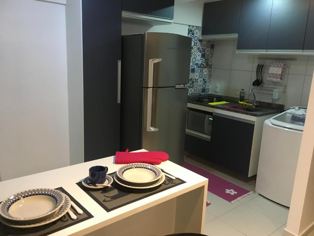 特雷西纳Smart Residence Flat - 509的厨房配有冰箱和盘子