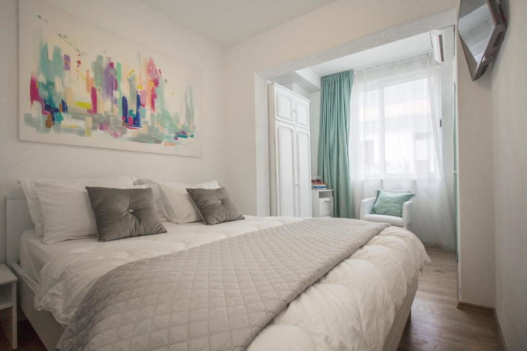 马卡尔斯卡Apartmani Leo-Marin的卧室配有一张大白色床和窗户