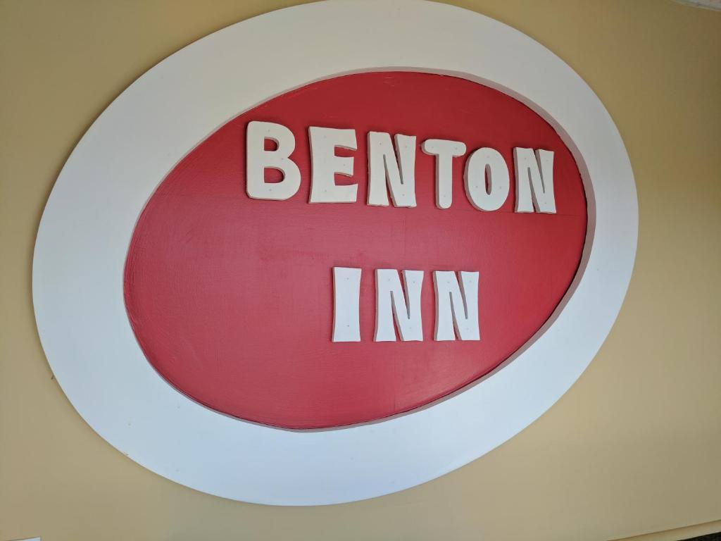 本顿本顿酒店的墙上有红标,上面写着“ ⁇ 牛旅馆”字样