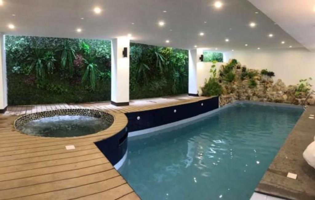 长滩岛长滩岛埃尔普尔托酒店的一座带甲板的房屋内的大型游泳池
