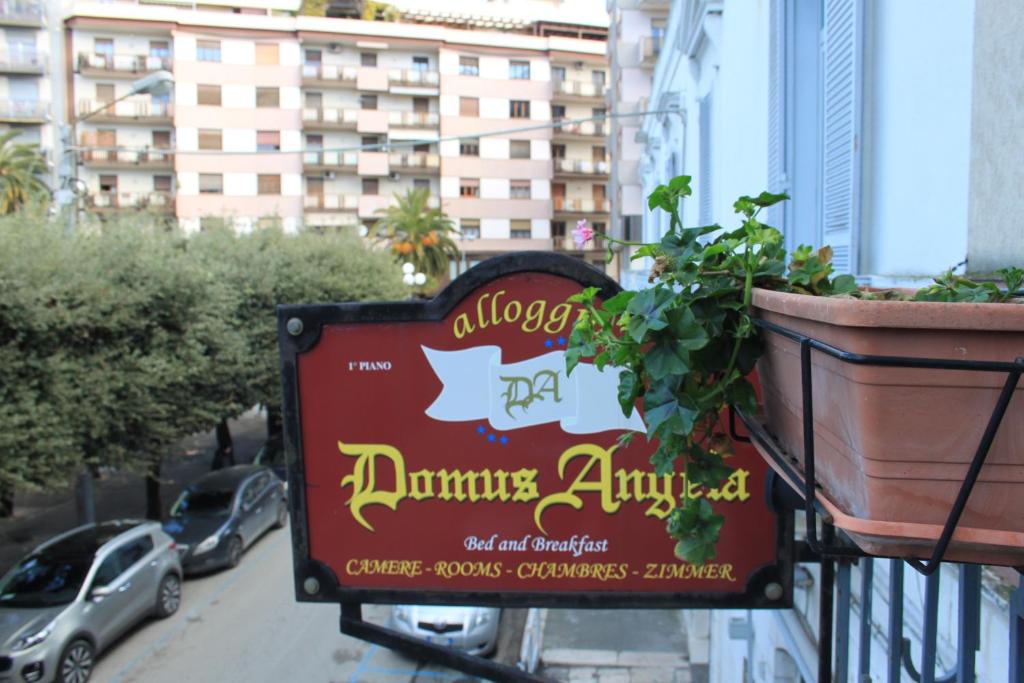特拉尼Domus Angela B&b的大楼一侧餐厅标志