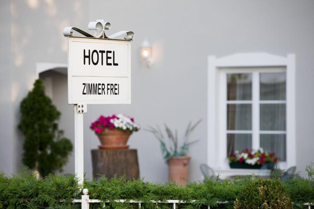 图尔恩尼北仑葛湖富酒店的房屋前读旅馆的一个标志