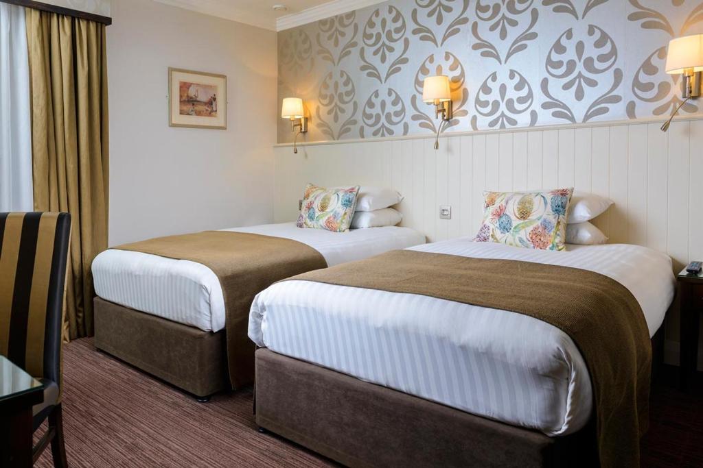 基洛格林比安科尼酒店的一间酒店客房内设有两张床的房间