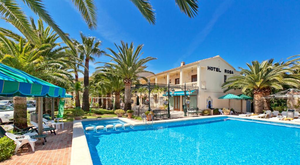 德尼亚罗莎酒店的棕榈树酒店前的游泳池