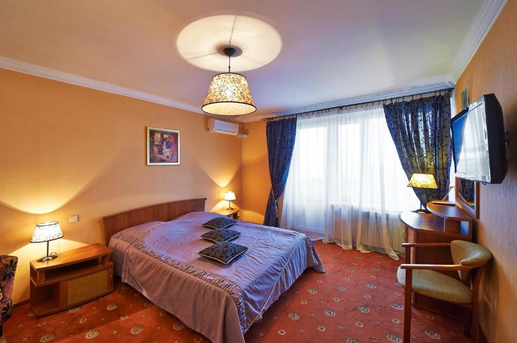 莫斯科莫斯克弗酒店的酒店客房设有床和窗户。