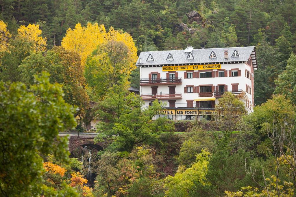努奇堡冯特斯旅馆的一座有树木和桥梁的山丘上的建筑