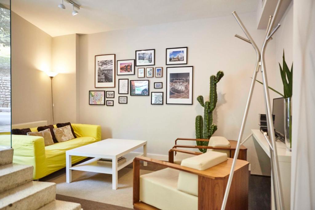 马德里Apartamento Principe Pio的客厅配有黄色的沙发和桌子