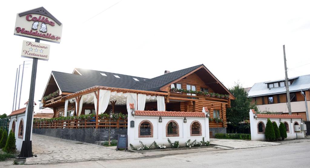 苏恰瓦Domeniul Haiducilor Bucovina的一座大型木制建筑,前面有标志