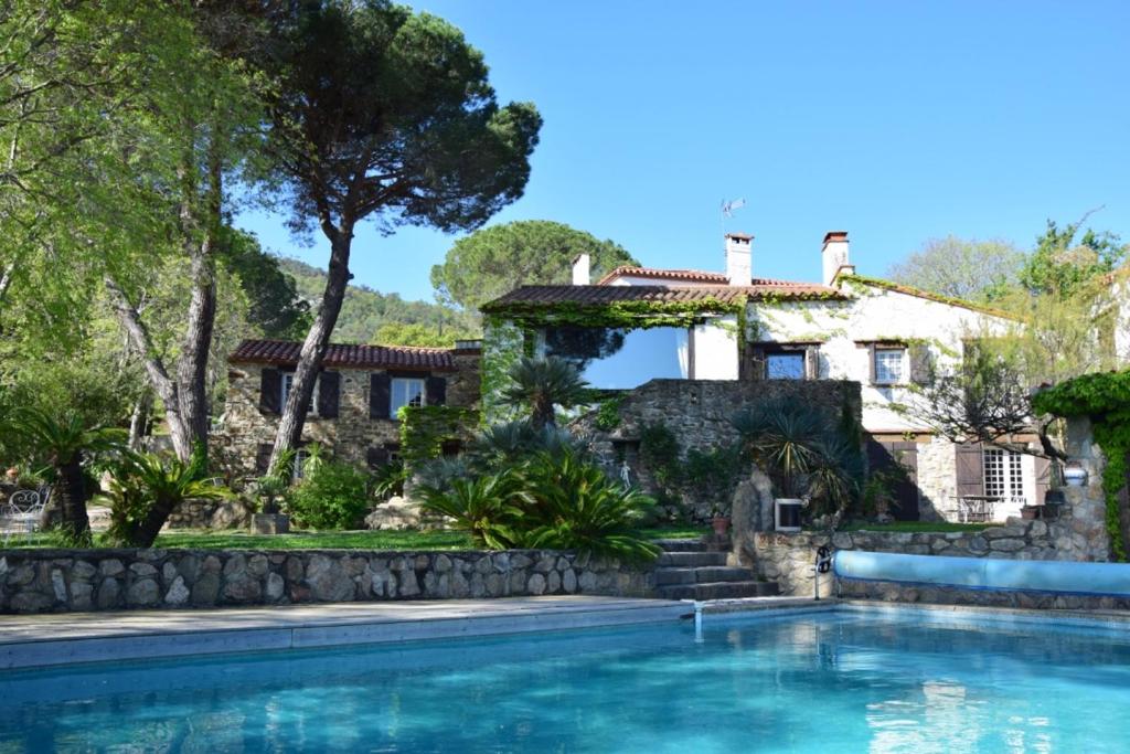 滨海阿热莱斯Mas Senyarich的房屋前有游泳池的房子