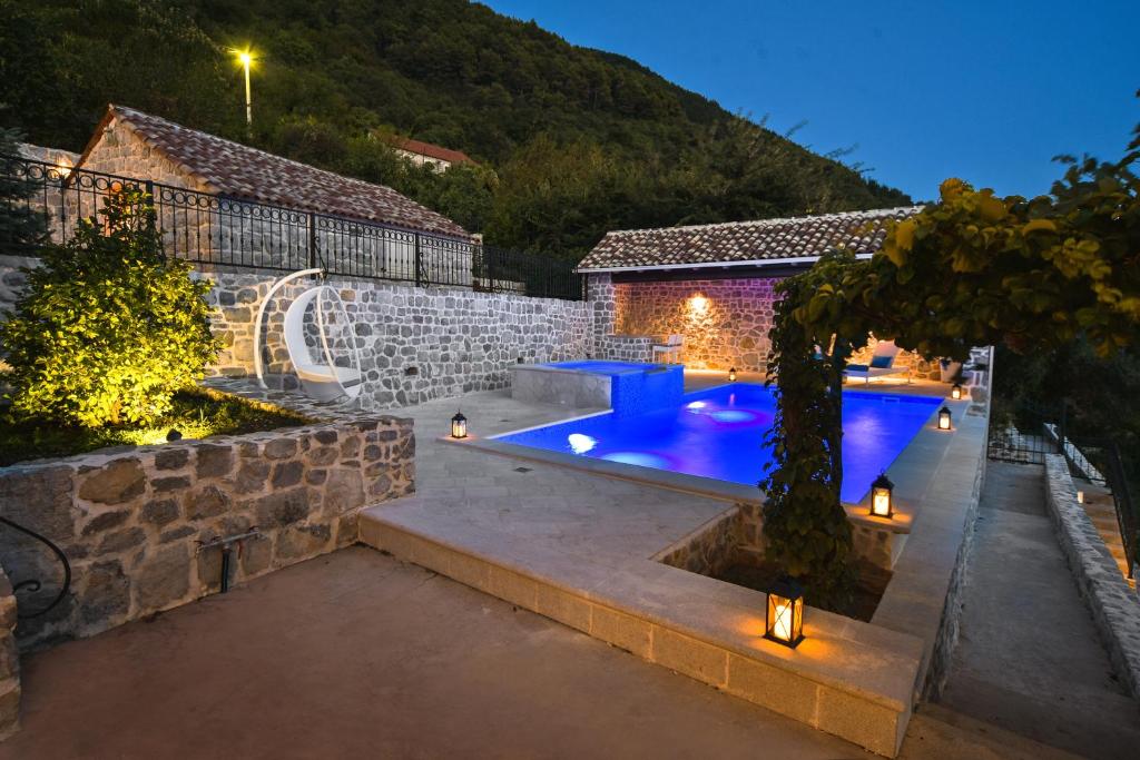 科托尔Villa Dub的庭院中带游泳池的房子