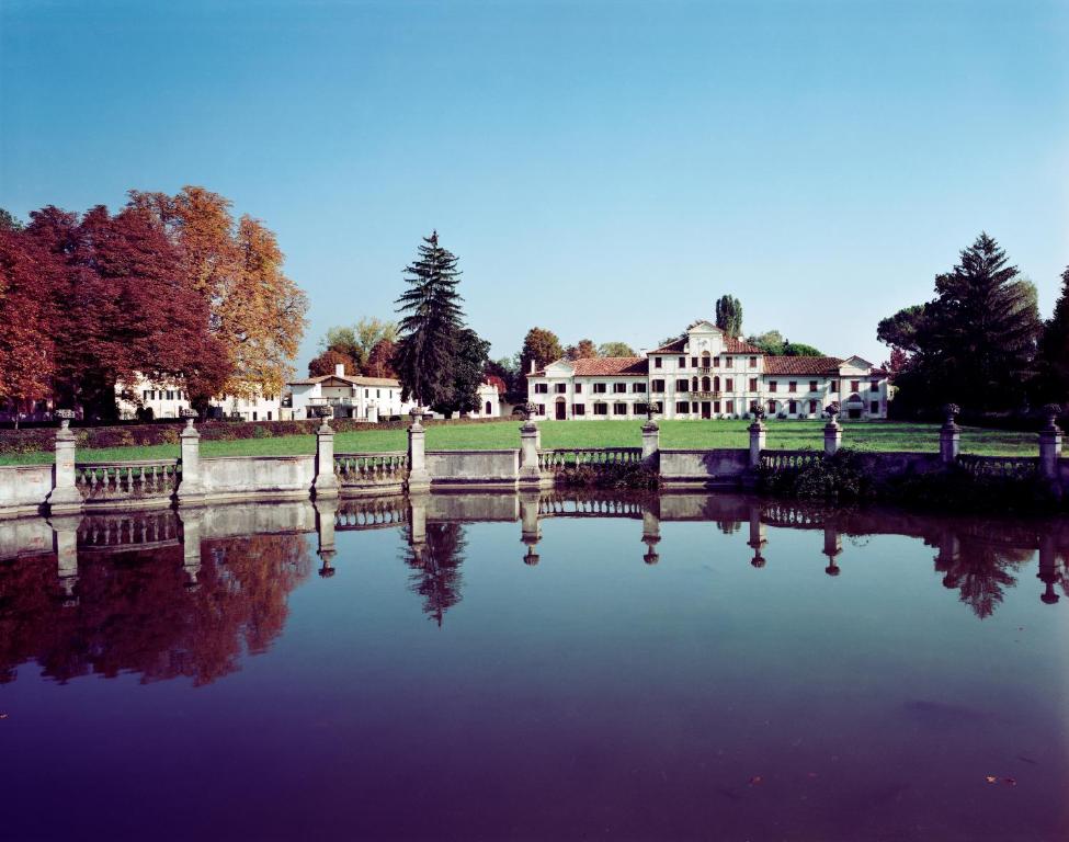 卡多格尼托德里尼别墅酒店的大楼前池塘的景色