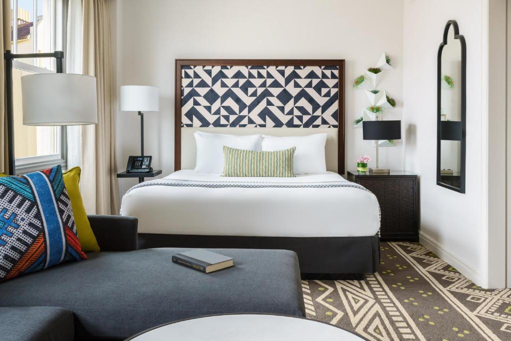 旧金山塞拉诺联合广场酒店的酒店客房,配有床和沙发