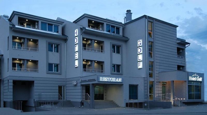 克鲁舍瓦茨高尔夫奢华酒店的前面有标志的大建筑