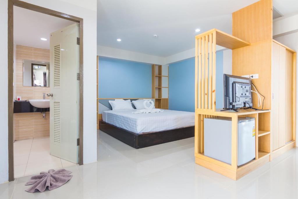 南邦City 2 Lampang的一间卧室配有一张床和一台电视,还设有一间浴室