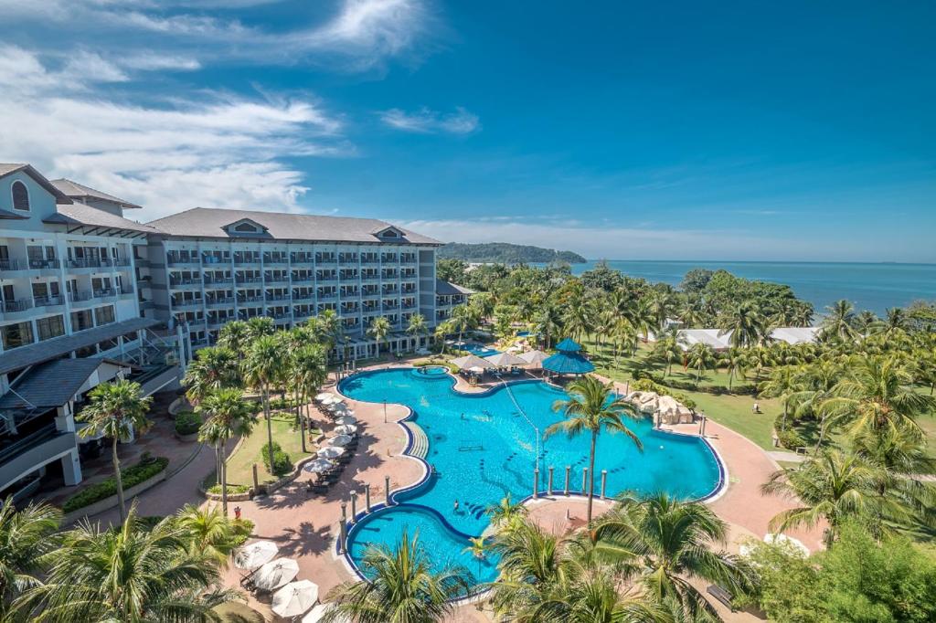 波德申Thistle Port Dickson Resort的享有带游泳池的度假村的空中景致