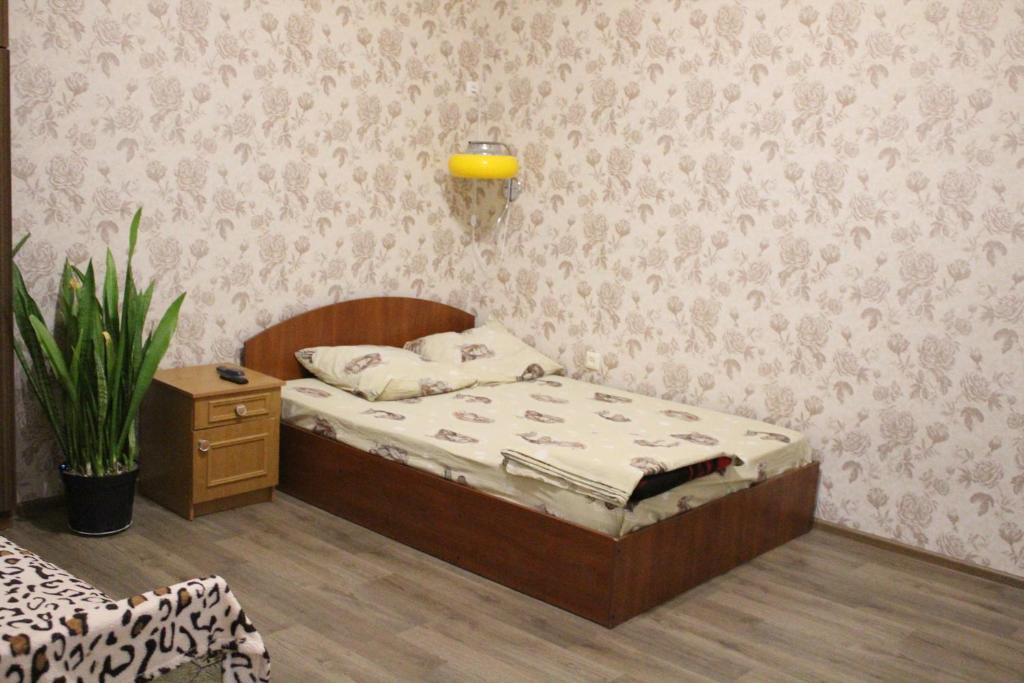 敖德萨квартира的一间小卧室,配有床和植物