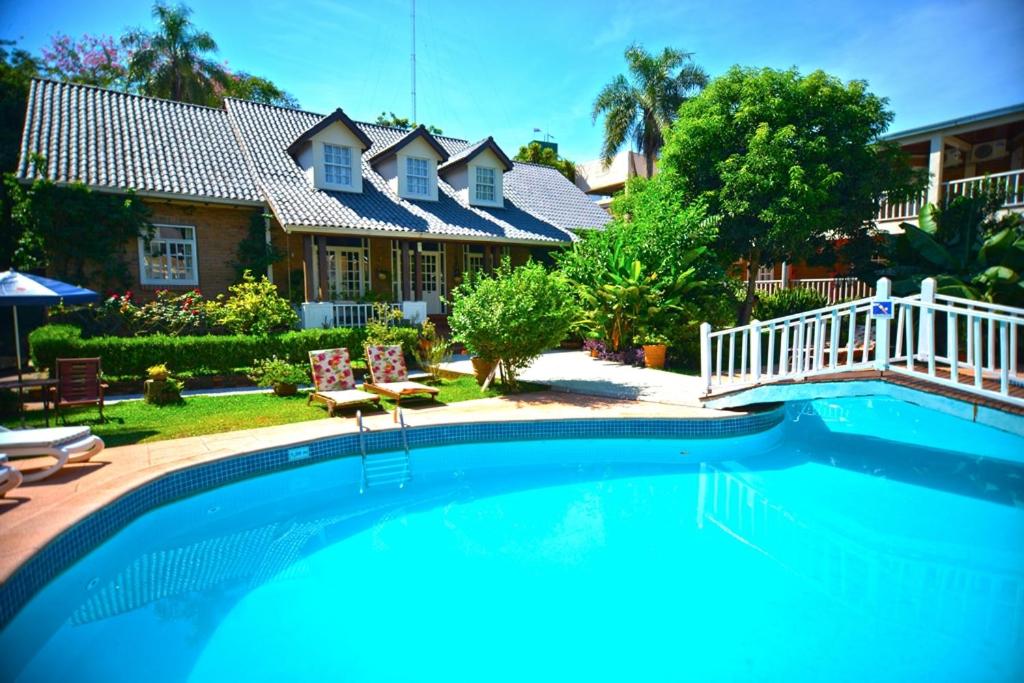 伊瓜苏港波萨达索根特酒店的房屋前的大型游泳池