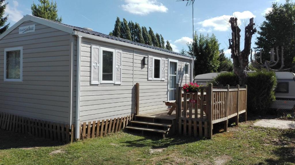 Mousseaux-sur-Seine格鲁休闲设施露营地的白色的小房子,设有木栅栏