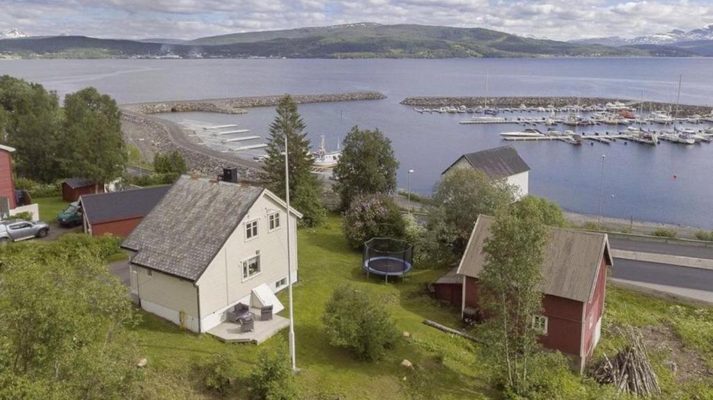 芬斯内斯House in central Finnsnes的码头旁房屋的空中景致