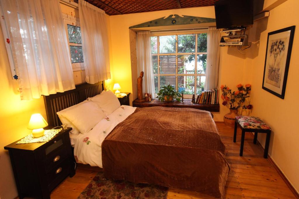 罗什平纳哈瓦亚巴诺夫旅馆的一间卧室设有一张大床和一个窗户。