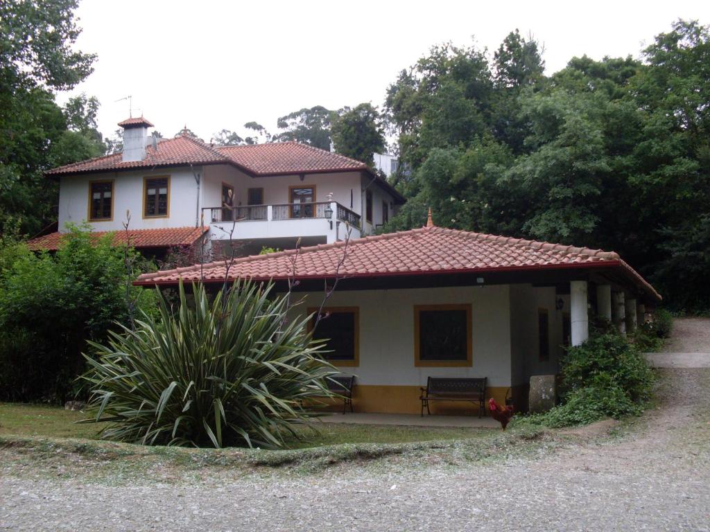 埃斯平霍Casa do Moinho Rural campo e praia , 9 pessoas, animais benvindos的前面有长凳的房子