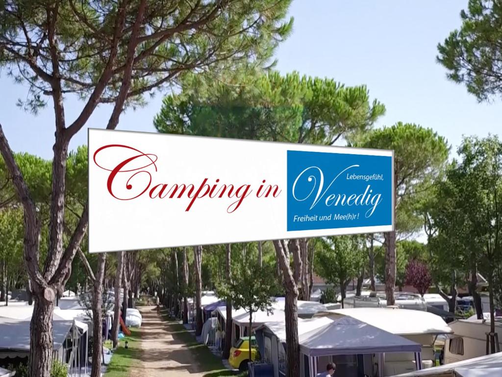 卡瓦利诺WMC BUSCHMANN camping-in-venedig Wohnwagenvermietung at UNION LIDO Cavallino的停车场的露营标志