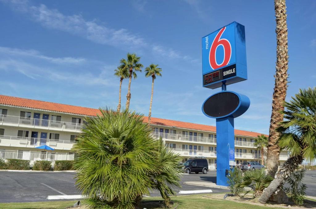 二十九棕榈村二十九棕榈6号汽车旅馆的棕榈树酒店前的标志