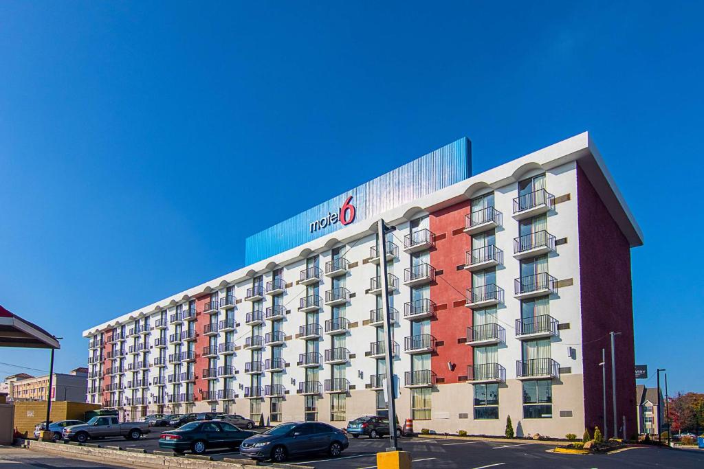 亚特兰大Motel 6-Atlanta, GA - Atlanta Airport的一座大建筑的侧面有标志