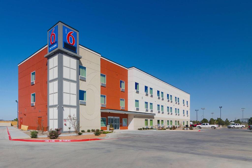 米德兰Motel 6-Midland, TX的一座建筑前面有钟楼