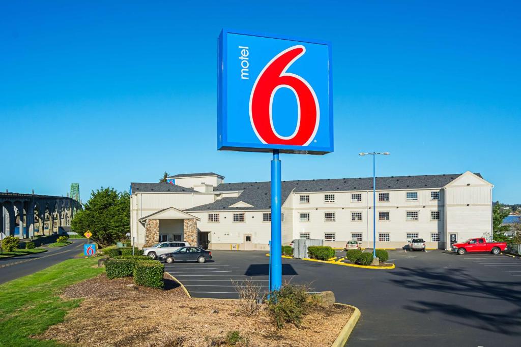新港Motel 6-Newport, OR的停车场里的一个蓝色和红色的标志