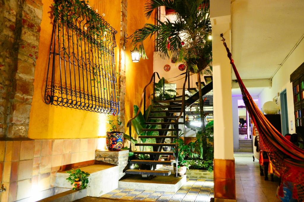 卡利魔法花园之家旅馆的大厅,大楼内有一个螺旋楼梯