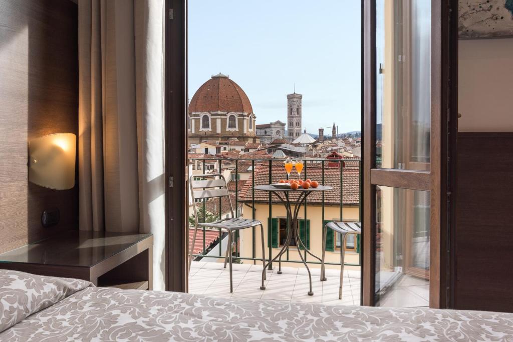 佛罗伦萨贝拉维斯塔酒店的卧室设有市景阳台