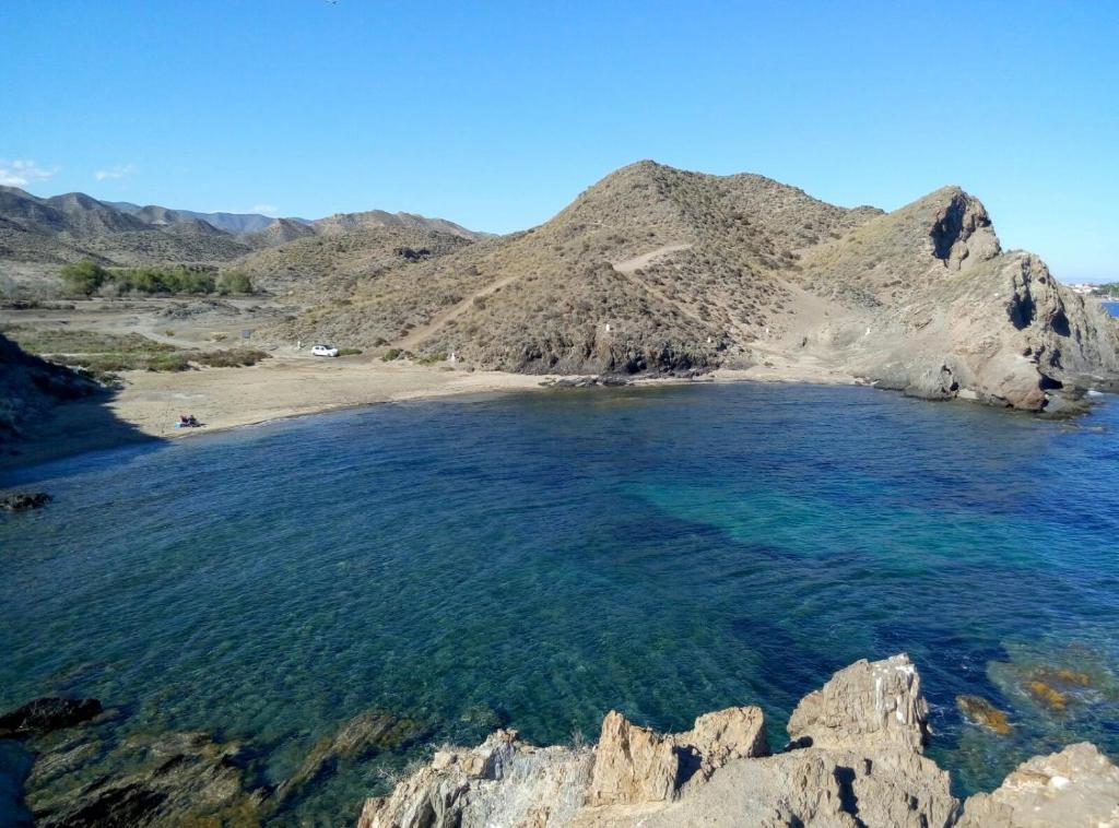 卡拉芭蒂纳Miramar Habitaciones的享有海滩美景,背景为群山