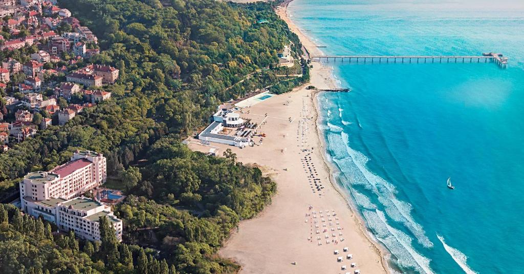布尔加斯普利莫雷兹格兰德Spa酒店的享有海滩和海洋的空中景致