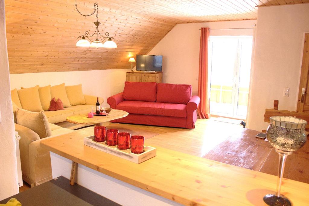 温特贝格Appartement Landelijke Star的客厅配有红色的沙发和桌子
