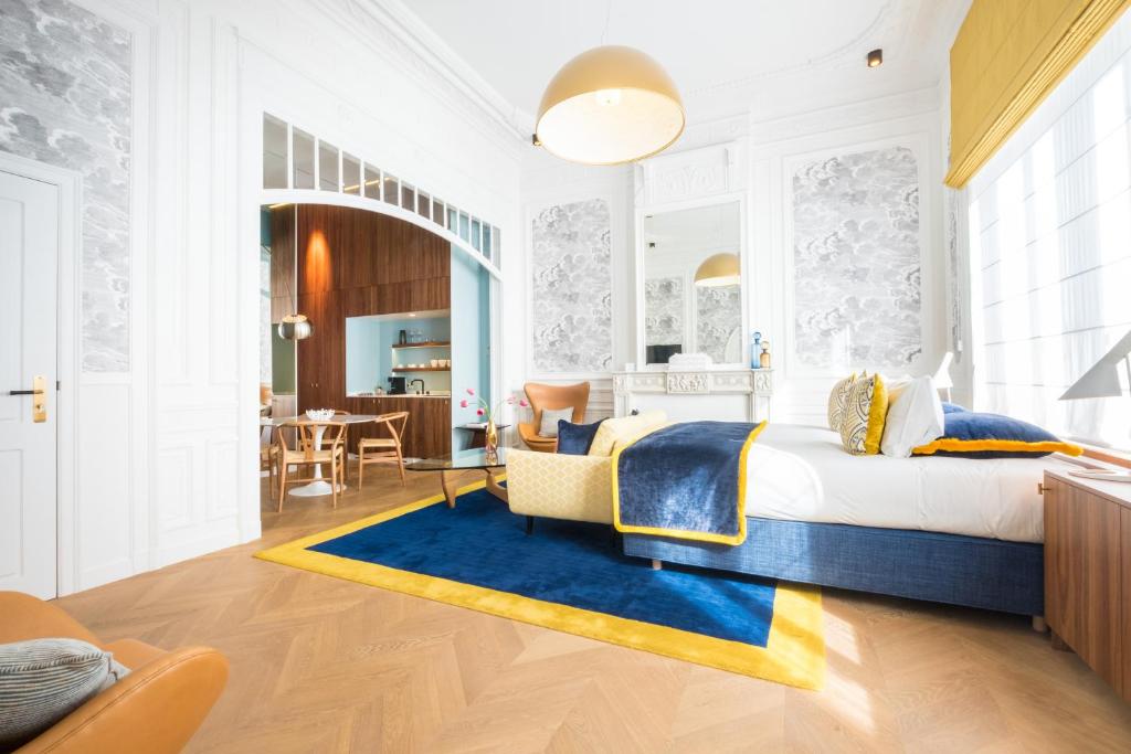 安特卫普Smartflats - Raphael Suites的一间卧室设有一张床和一间客厅。