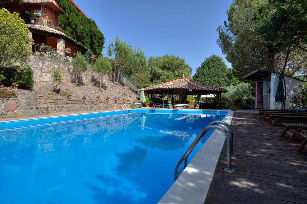 皮亚纳德利亚尔巴内西Agriturismo Al Poggetto的蓝色的游泳池,设有凉亭