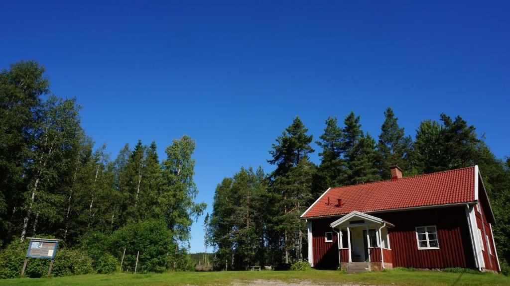DejeBjörnvålsfallet的红色的房子,在田野上有一个红色屋顶