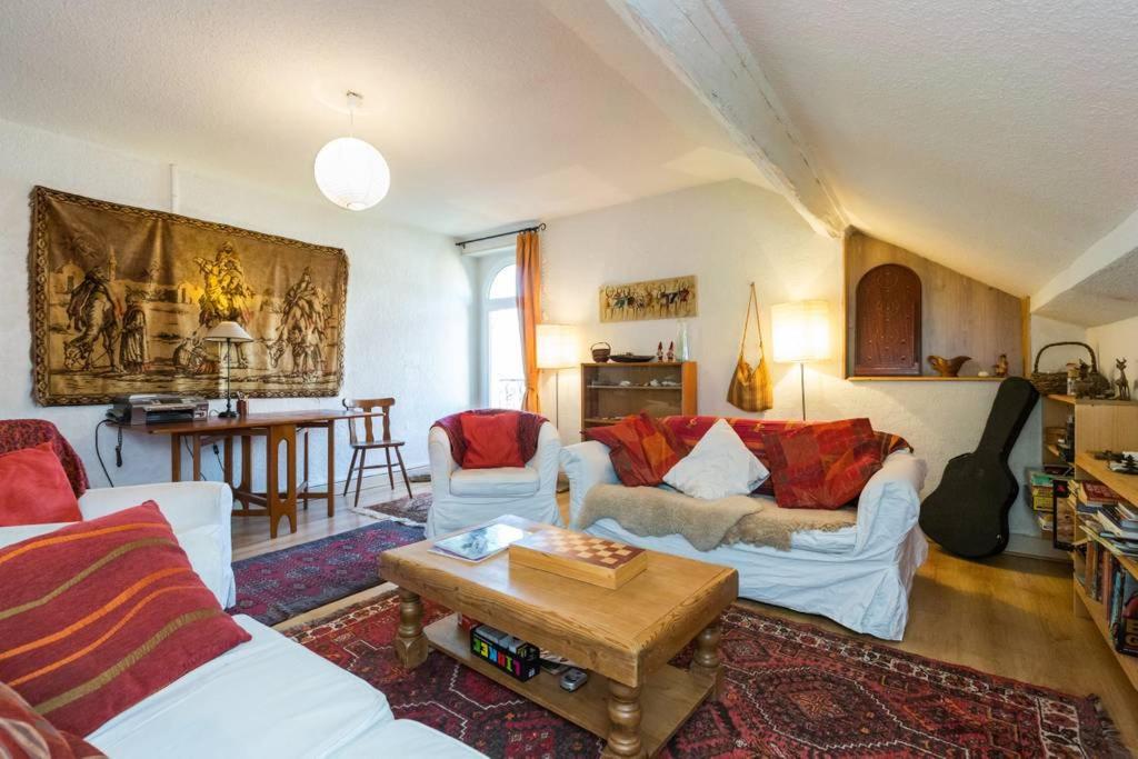 圣热尔韦莱班Les Fourges的客厅配有白色的沙发和桌子