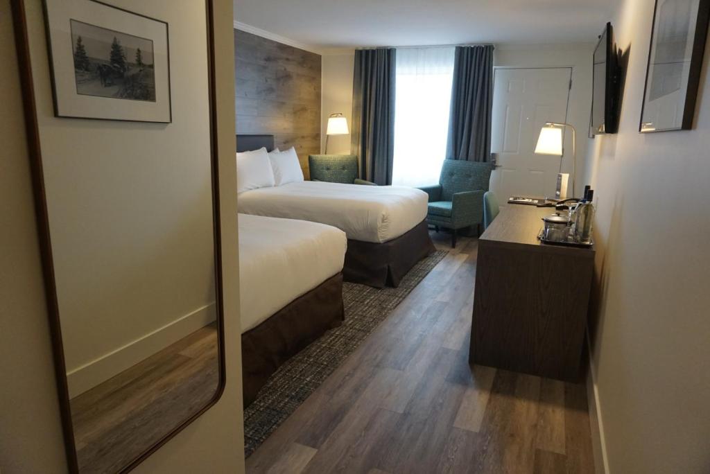 夏洛特顿波纳尔酒店的酒店客房,配有床和镜子