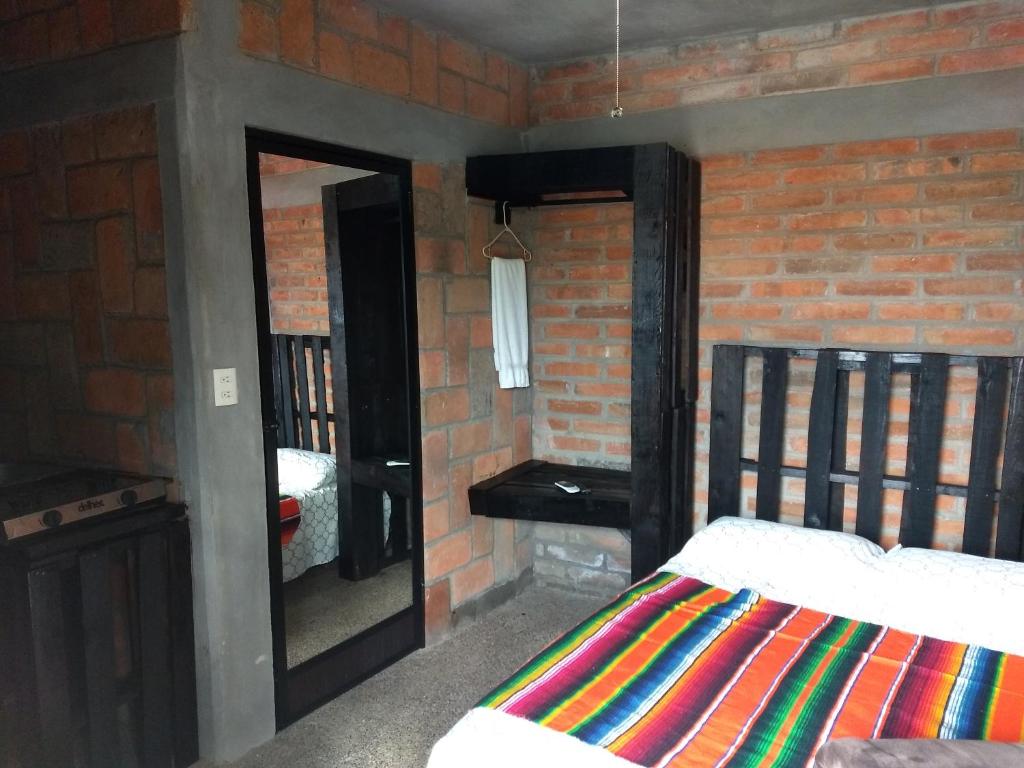 埃尔富埃尔特Posada Don Jose的一间卧室设有一张床和砖墙