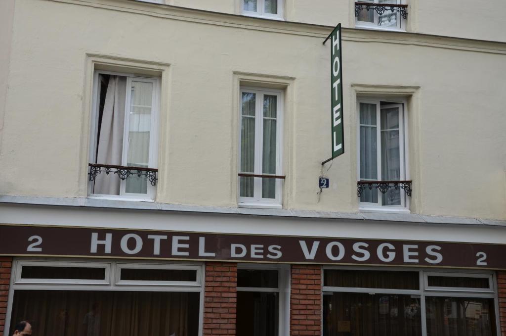 巴黎德沃奇酒店的建筑前的语音标牌