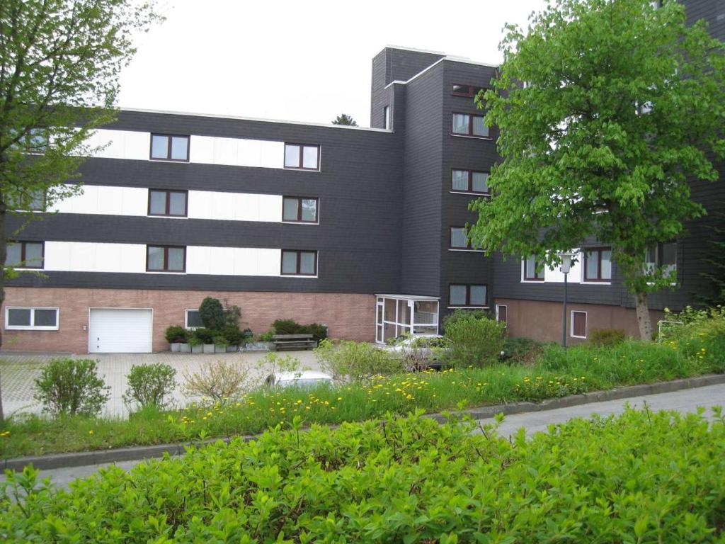 温特贝格Ferienappartement Feldstrasse的前面有花园的黑色建筑