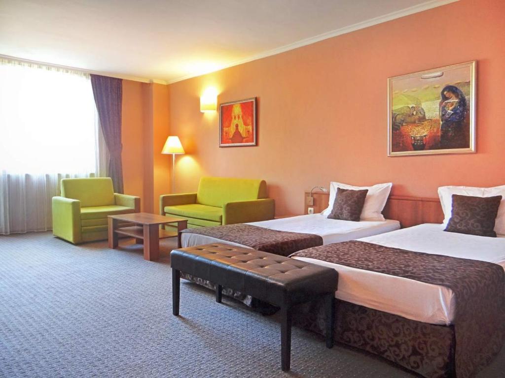 普罗夫迪夫里尔酒店的酒店客房,配有两张床和椅子