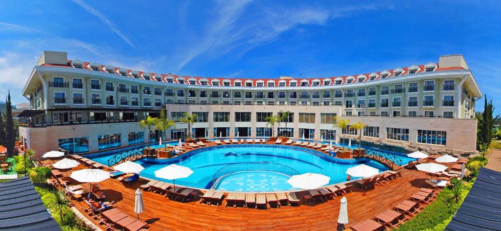 凯麦尔梅德度假酒店 - 超级全包的大楼前设有游泳池的酒店
