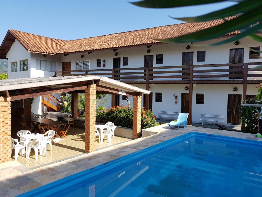 佩鲁伊比巴尔加斯佩鲁伊比酒店的一个带游泳池和房子的庭院